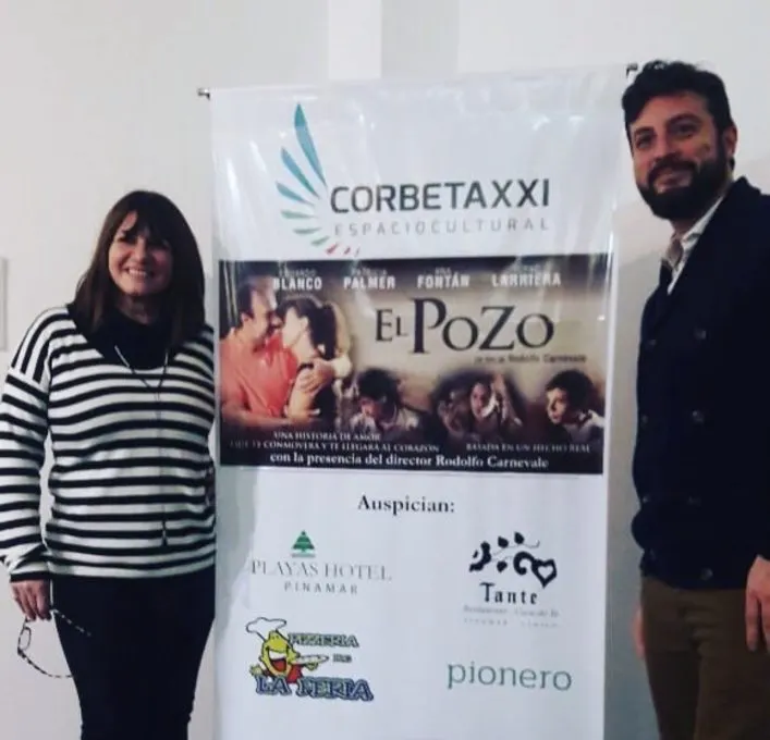 Rodolfo Federico Carnevale junto al material promocional de El pozo en Pinamar
