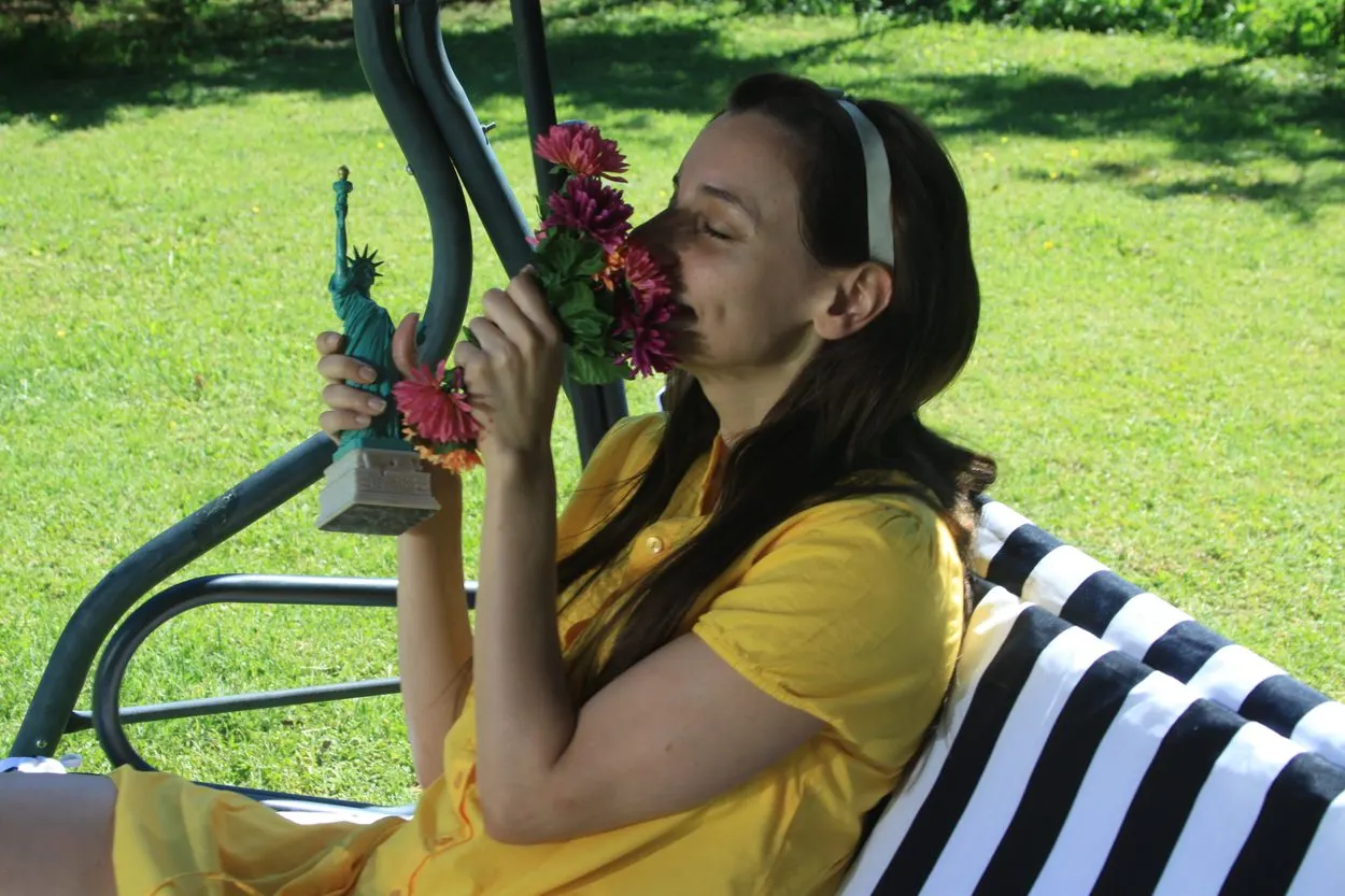 Fotograma de El pozo: personaje en un jardín.
