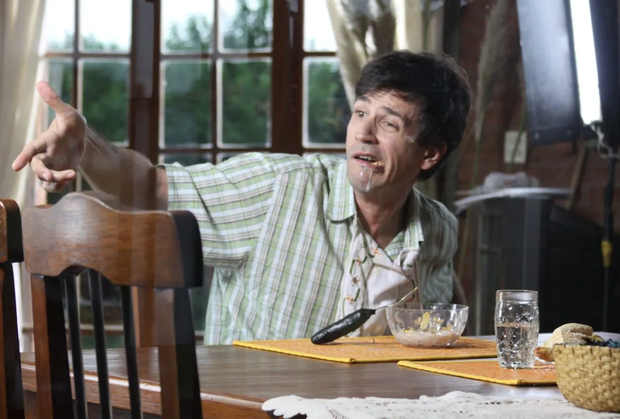 Fotograma de El pozo: personaje durante una comida.