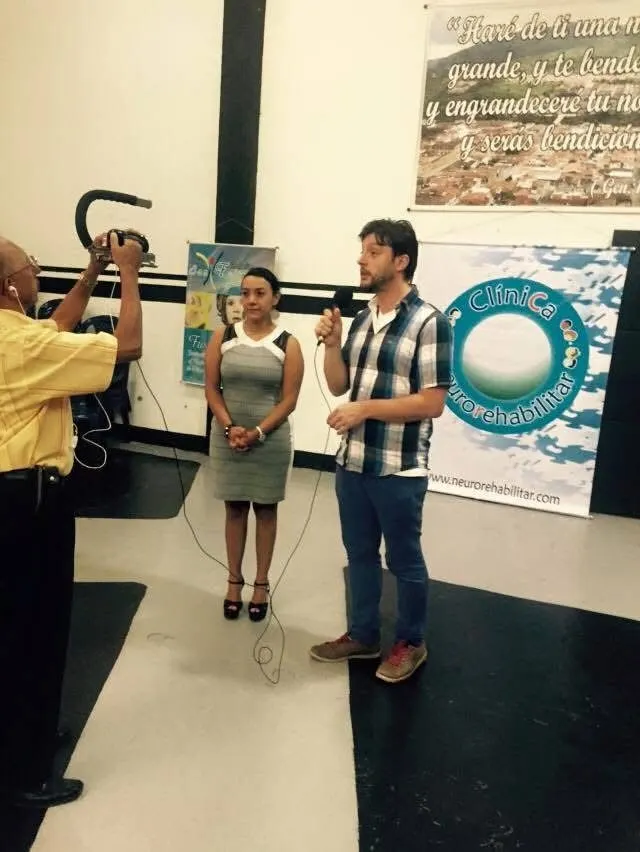 Rodolfo Federico Carnevale hablando con un micrófono durante una actividad de divulgación