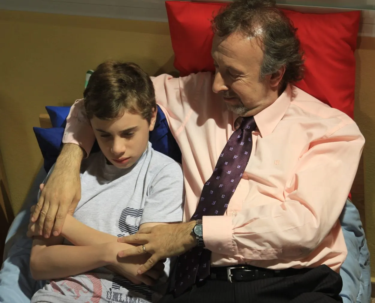 Escena de la película: un padre abraza a su hijo.